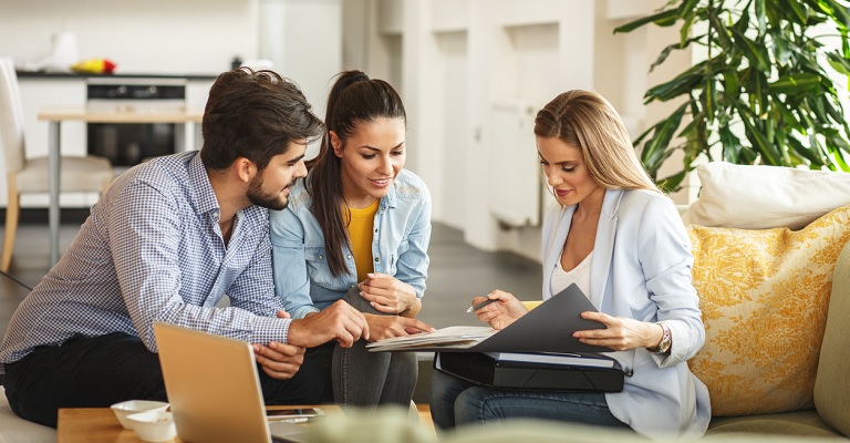agente inmobiliario vendiendo casa