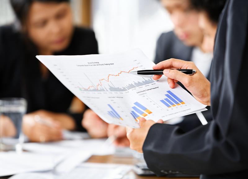 Agentes inmobiliarios calculando detalles de una vivienda